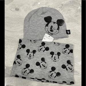 H&M’s set light hat and scarf